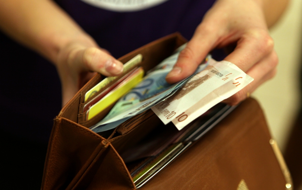 Latvija iedzīvotāji visneapmierinātākie ar savu finansiālo situāciju Baltijā