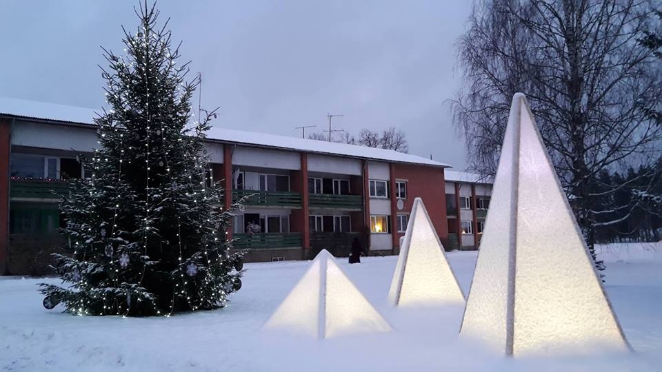 Foto: Ziemas tirdziņš un eglītes iedegšana Lejasciemā