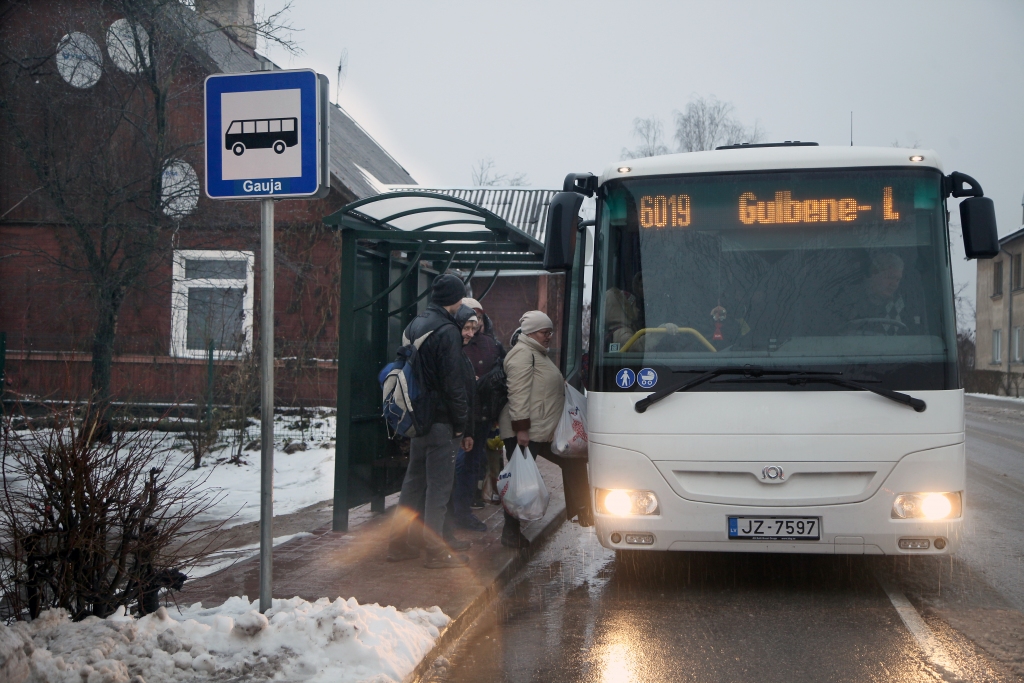 Nojume traucē autobusiem
