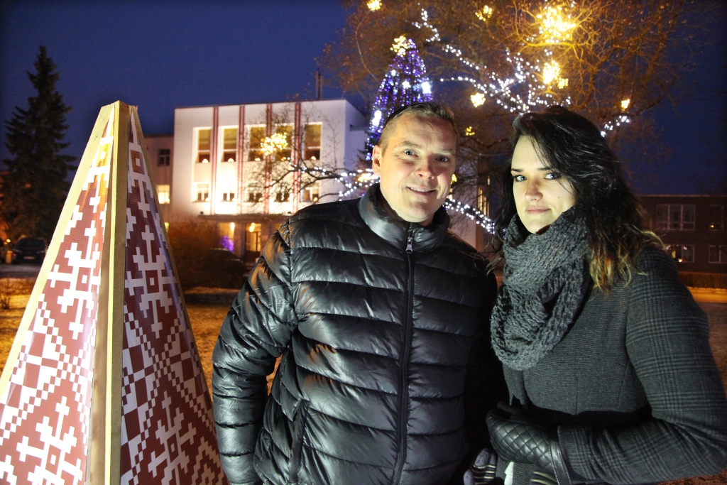 Zem mīlestības spārna