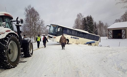 Uz autoceļa "Litene - Alūksne" avarē satiksmes autobuss (papildināts)