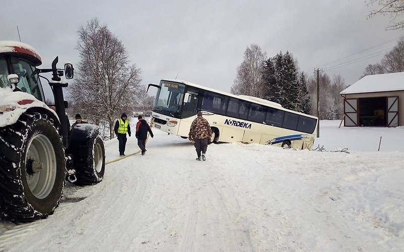 Divi negadījumi  uz ceļa