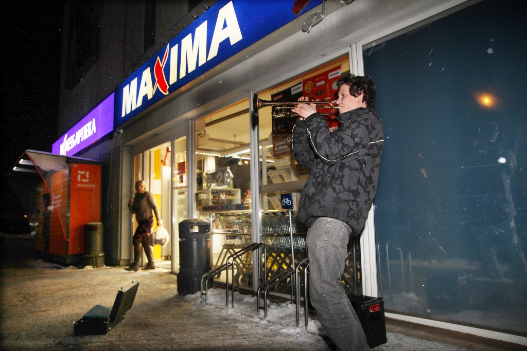Gulbeniešus pie veikala iepriecina trompetists