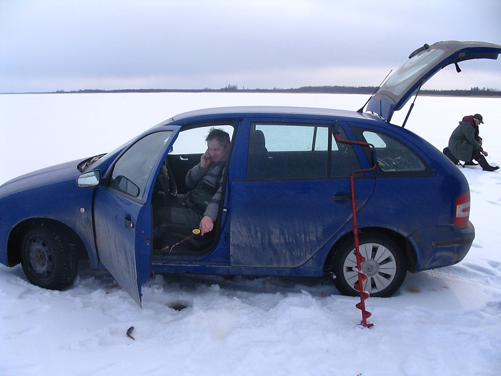 Ar auto iebrauc ezerā