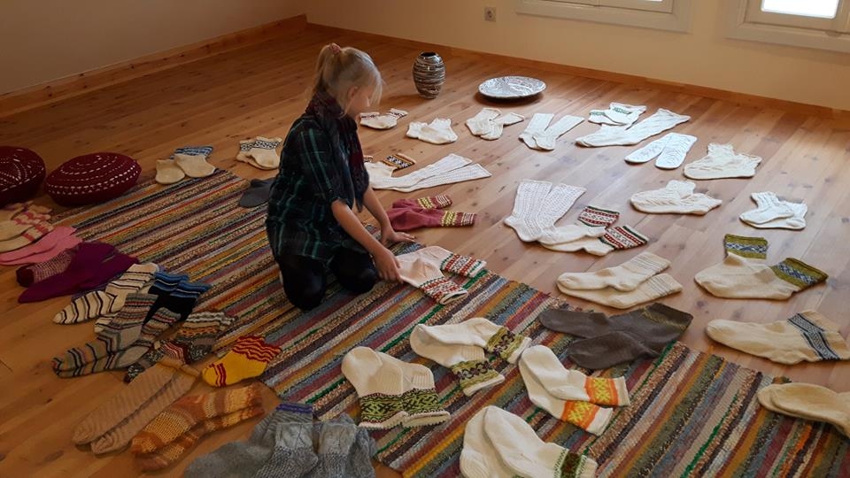 Apsīšu Jēkaba muzejā "Kalaņģos" var skatīt čību un zeķu izstādi