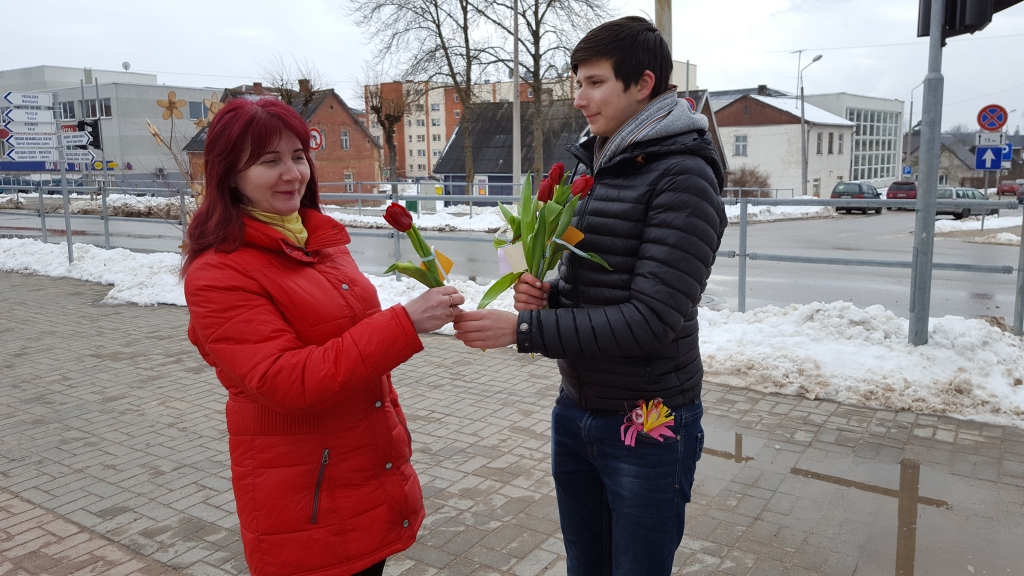 Pilsētas ielās 200 tulpes atrod īpašnieces