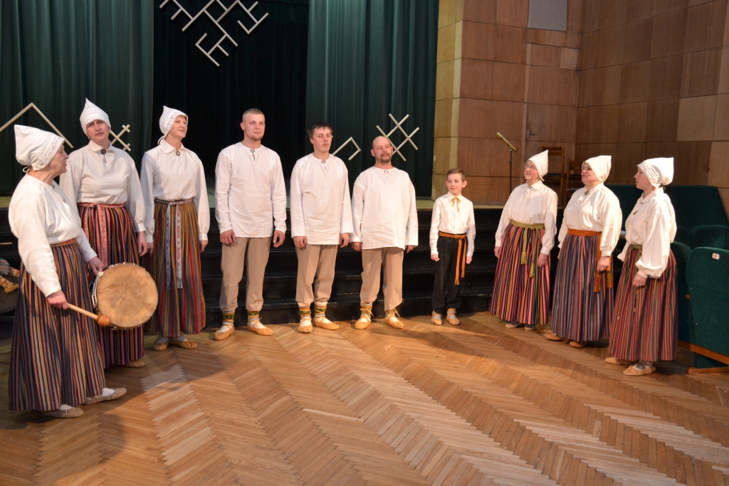 Folkloristi dzied un dejo Lizumā