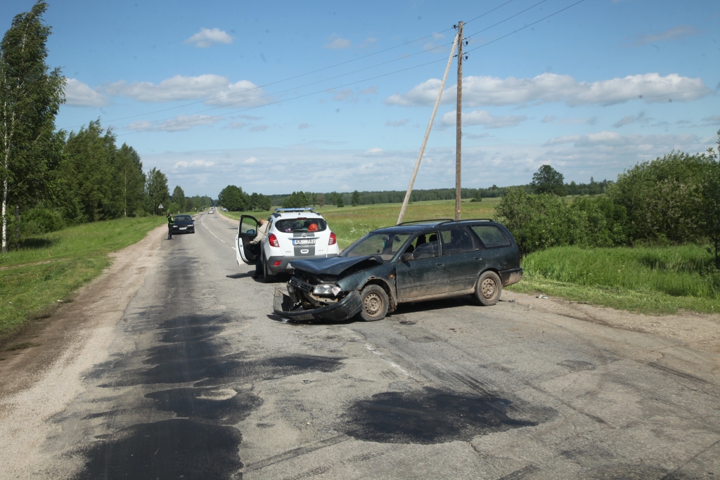 Litenes pagastā notiek divu automašīnu sadursme, ir cietušie