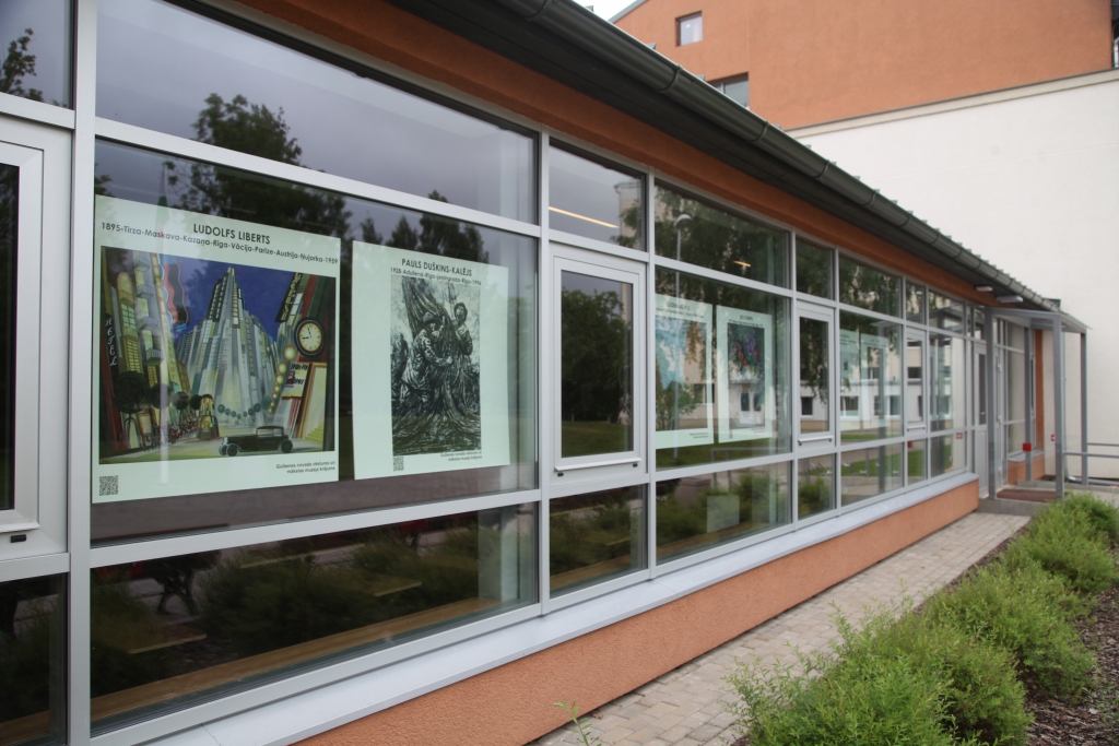 Novadnieku dienas: ģimnāzijas logos reprodukciju izstāde