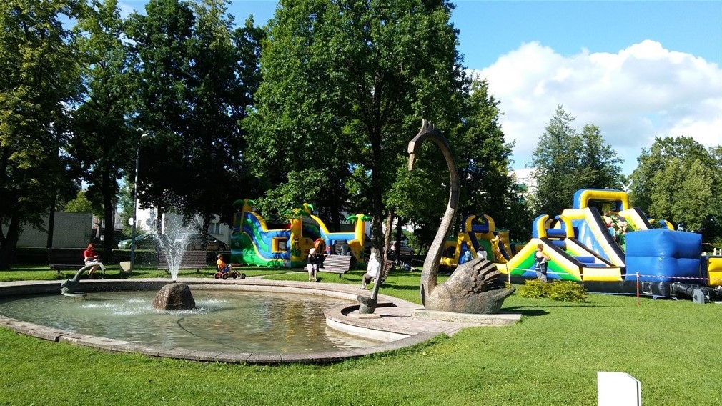 Foto: pirms atklāj Vasaras skatuvi Jaunatnes parkā