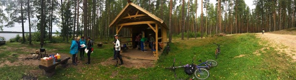 Izzina Kalņa ezera apkārtni, sēņo, nūjo un vāc atkritumus
