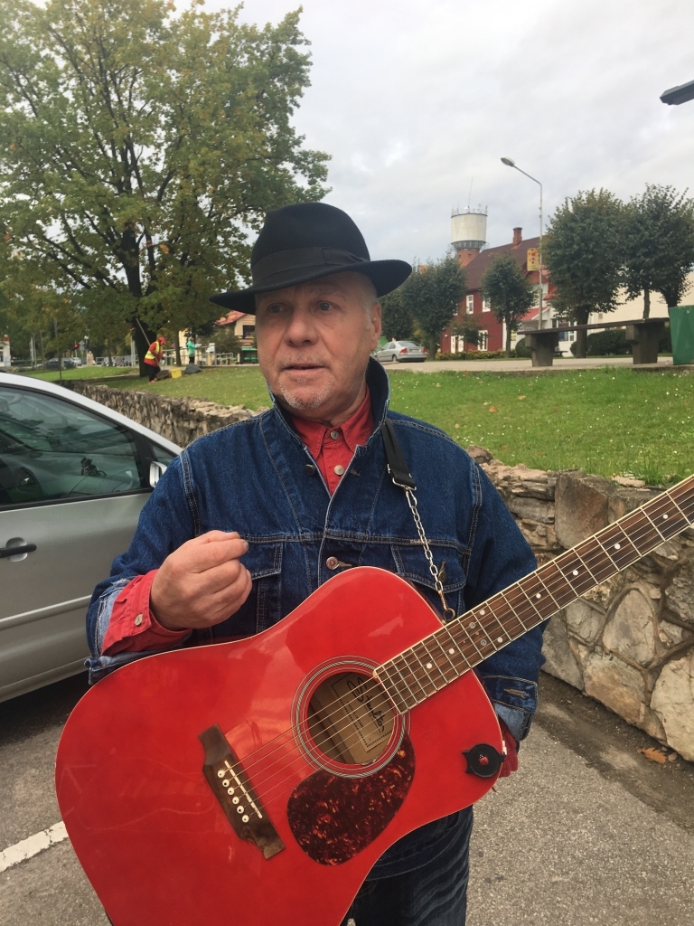 Gulbenē uzstājas ielu muzikants