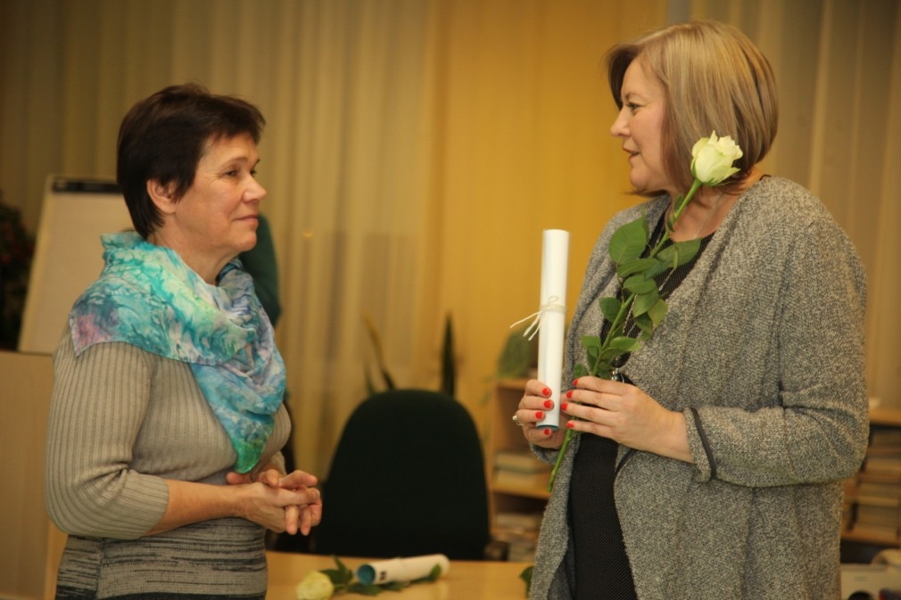 Foto: bibliotēkā atklāj akvareļgleznojumu izstādi “Tas pats ūdens”