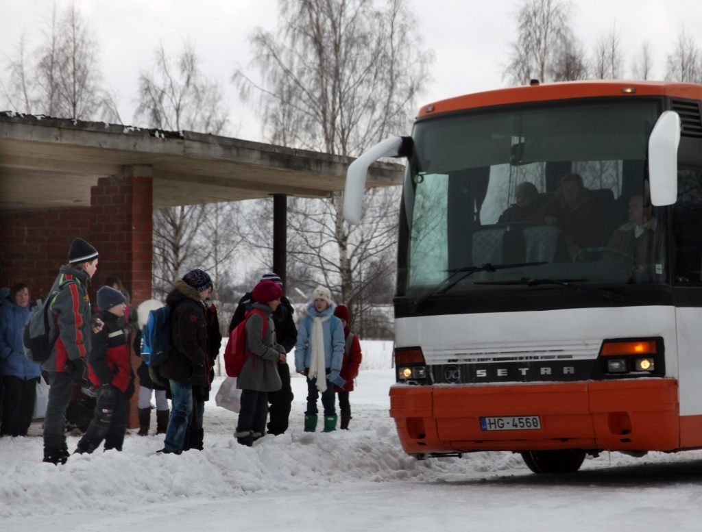 Lizumā salūst skolēnu autobuss, bērni iet kājām