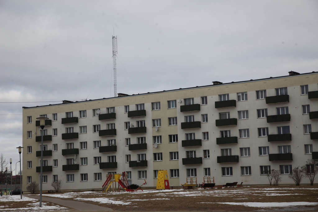 Gulbenē “Bites” antena -  uz daudzdzīvokļu mājas jumta