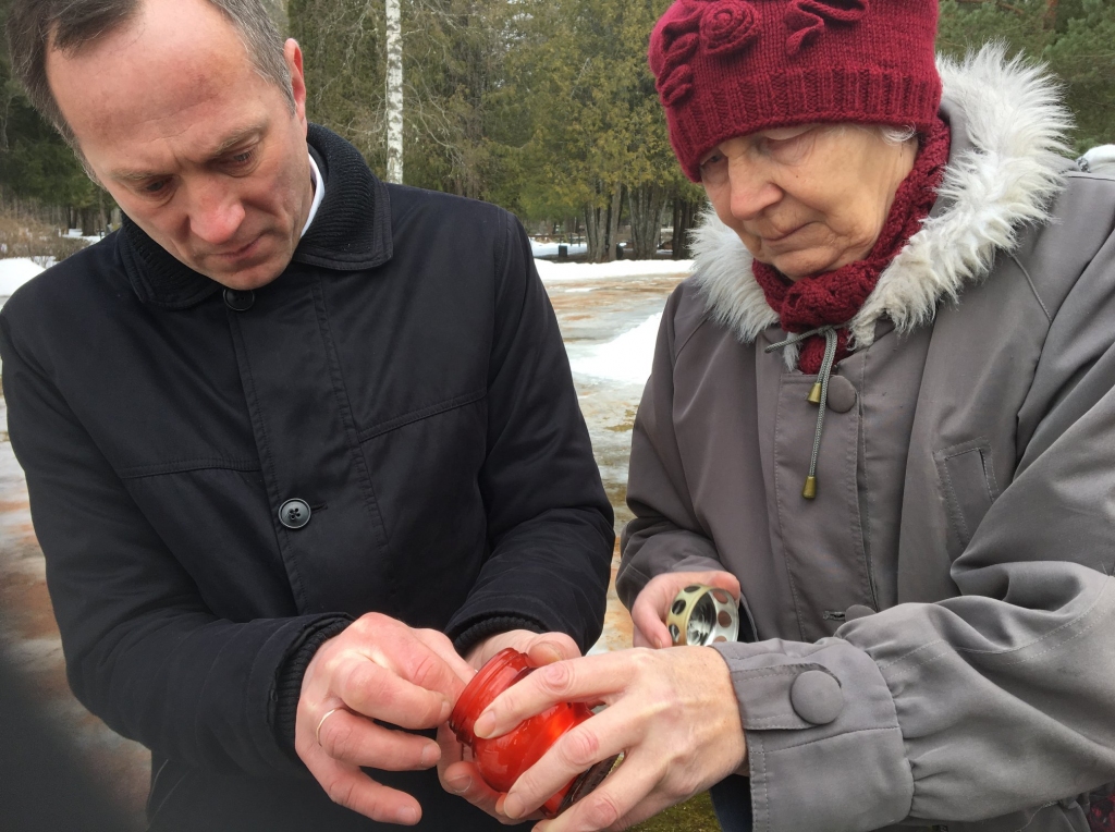 Arī Lizumā aizdedz sveces piemiņai