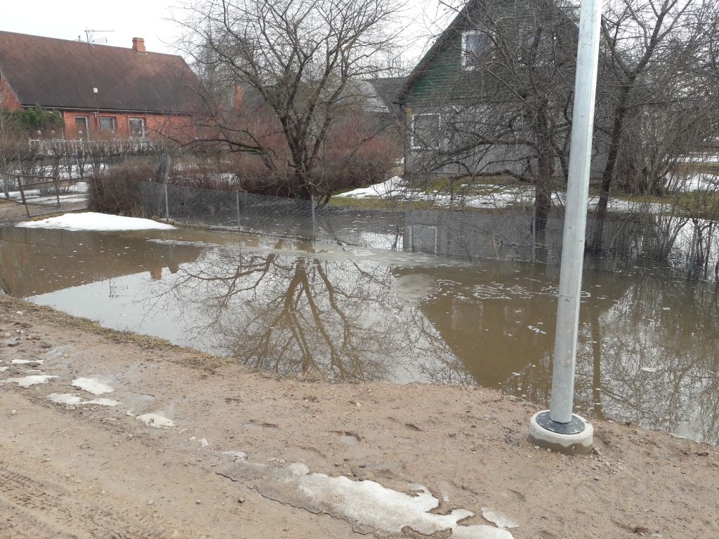 Iedzīvotāja Ozolkalnā  cer, ka māja neaizpeldēs
