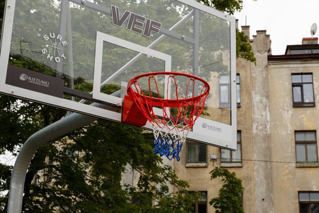 Arī šogad skolēniem dāvinās basketbola āra grozus