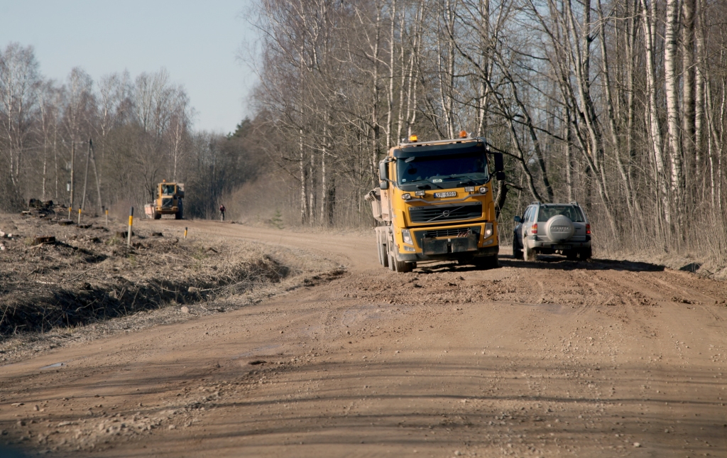 Ceļi rūgst, automašīnas iestieg dubļos