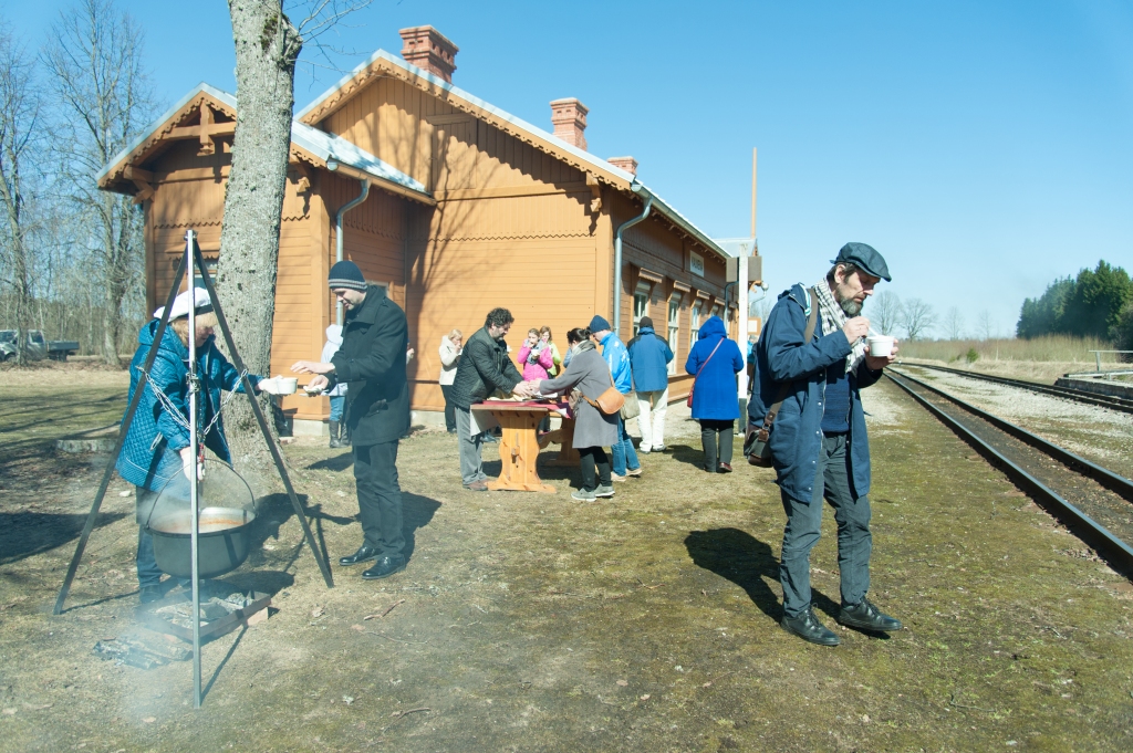 Ciemiņi izbauda Kalnienas stacijas kolorīto vidi
