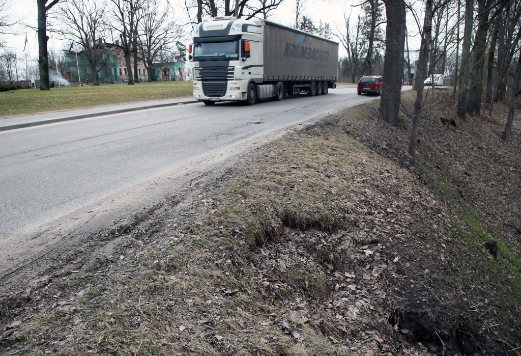 Satrauc nogruvums  Brīvības ielas malā