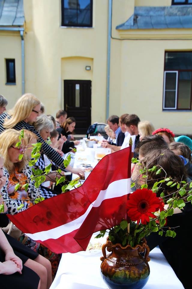 Foto: stāmerienieši Brīvības svētkos turpina atjaunot bērzu aleju