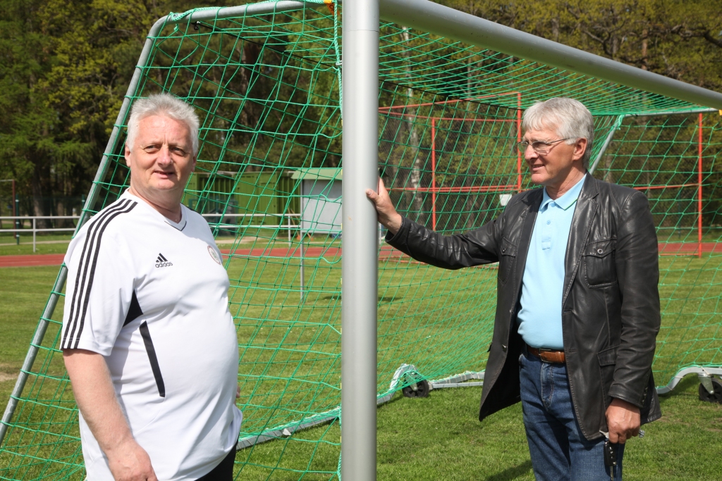 Uzdāvina futbola vārtus