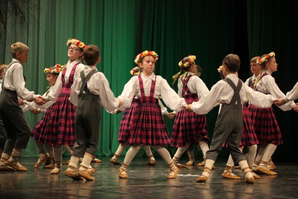 Novada skolu tautisko deju kolektīvi piedalās festivālā "Latvju bērni danci veda" 