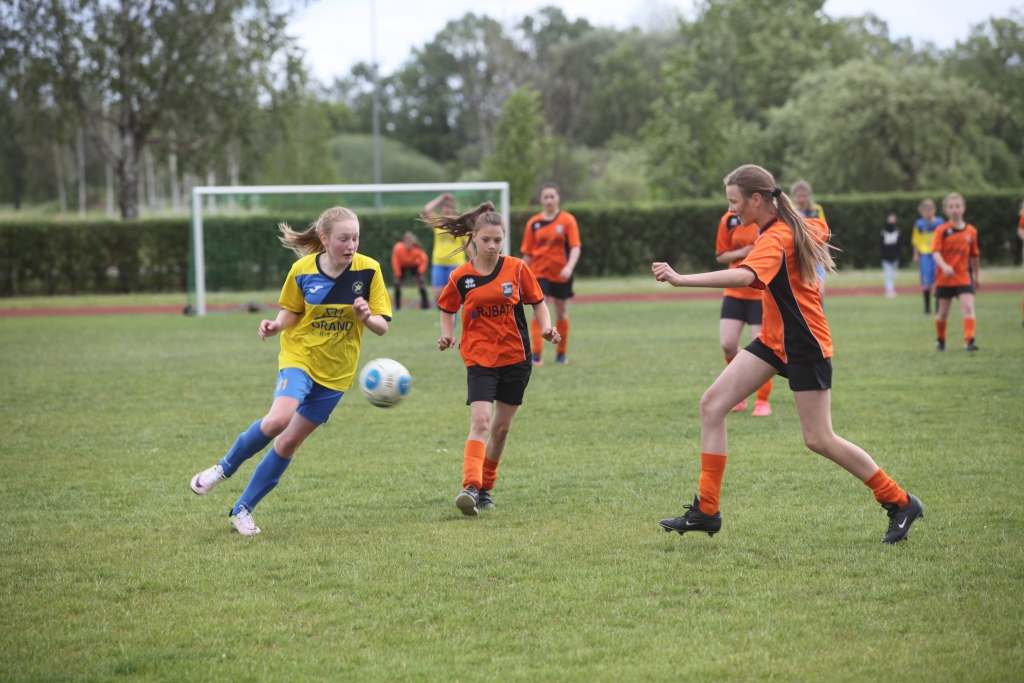 Atgriežas meiteņu futbols
