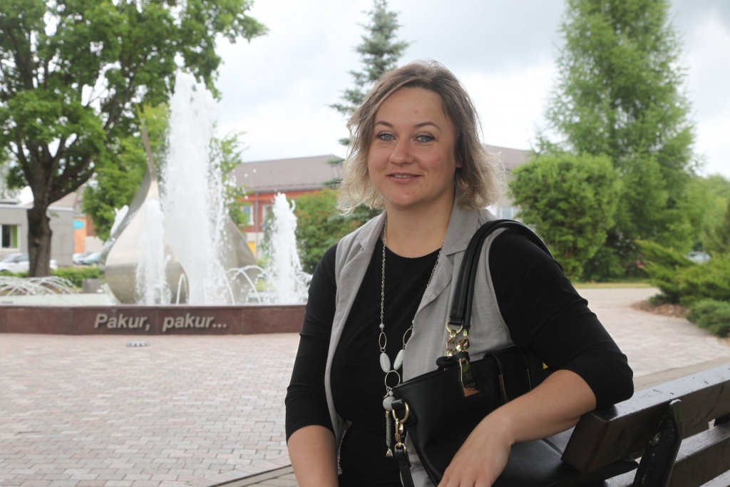 Atvilina peonijas un jasmīni
