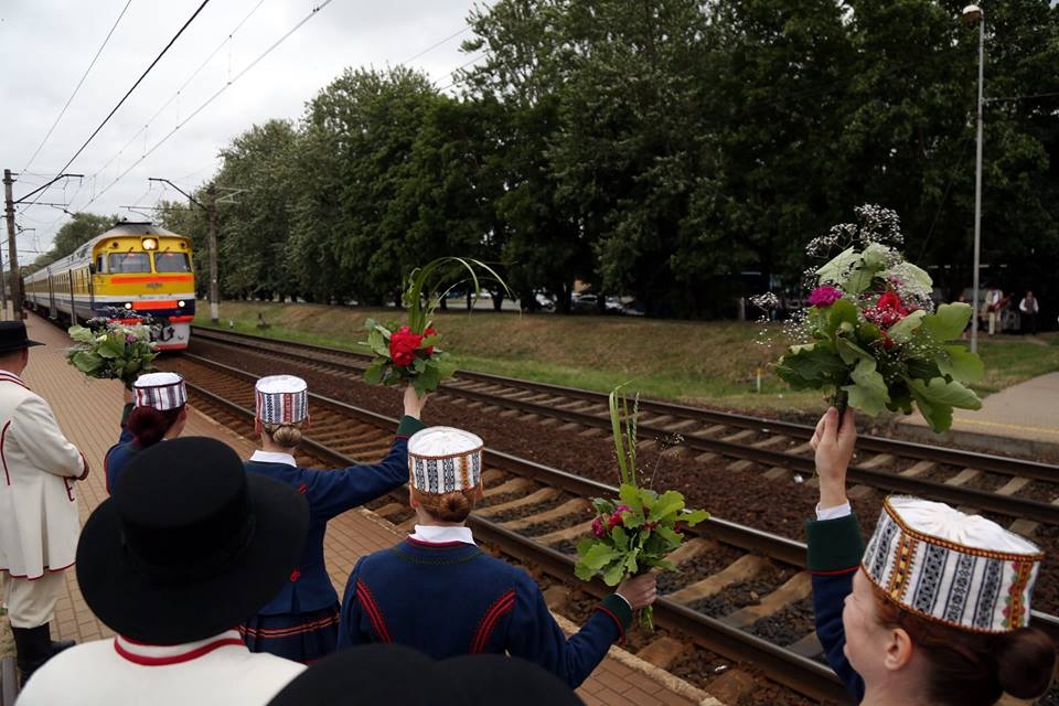 Foto: Gulbenes novada svētku dalībniekus sagaida Rīgā