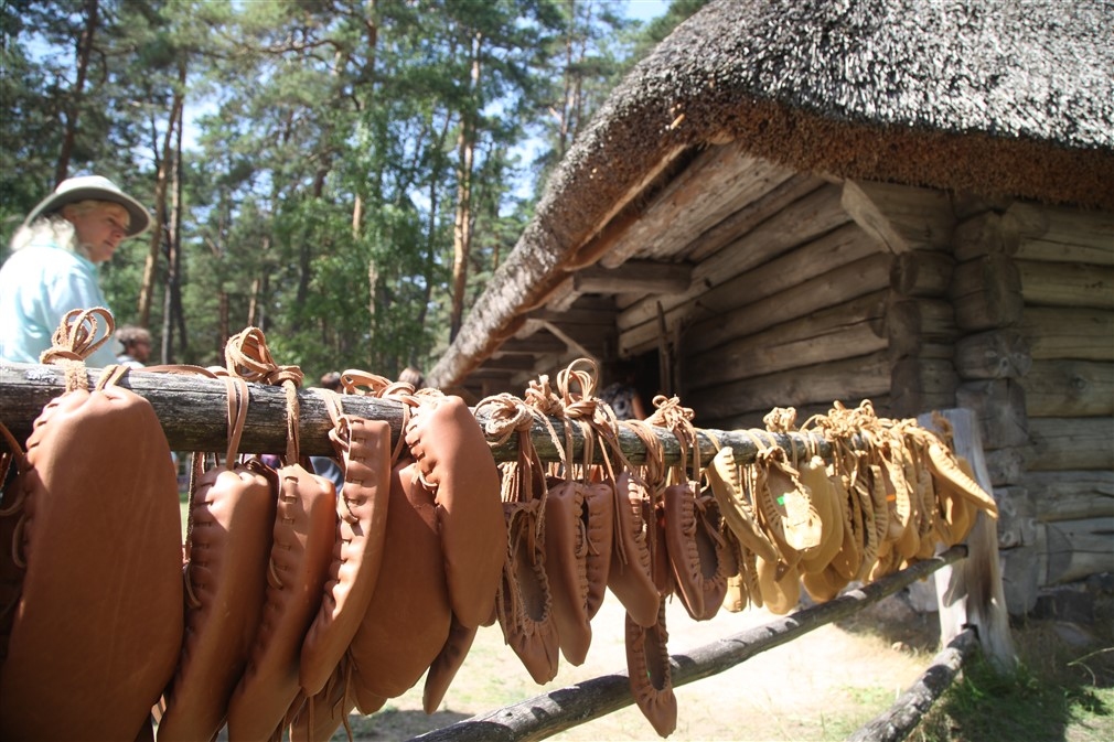 Foto: folkloras kopa "Pērlis" dzied  un muzicē Brīvdabas muzejā