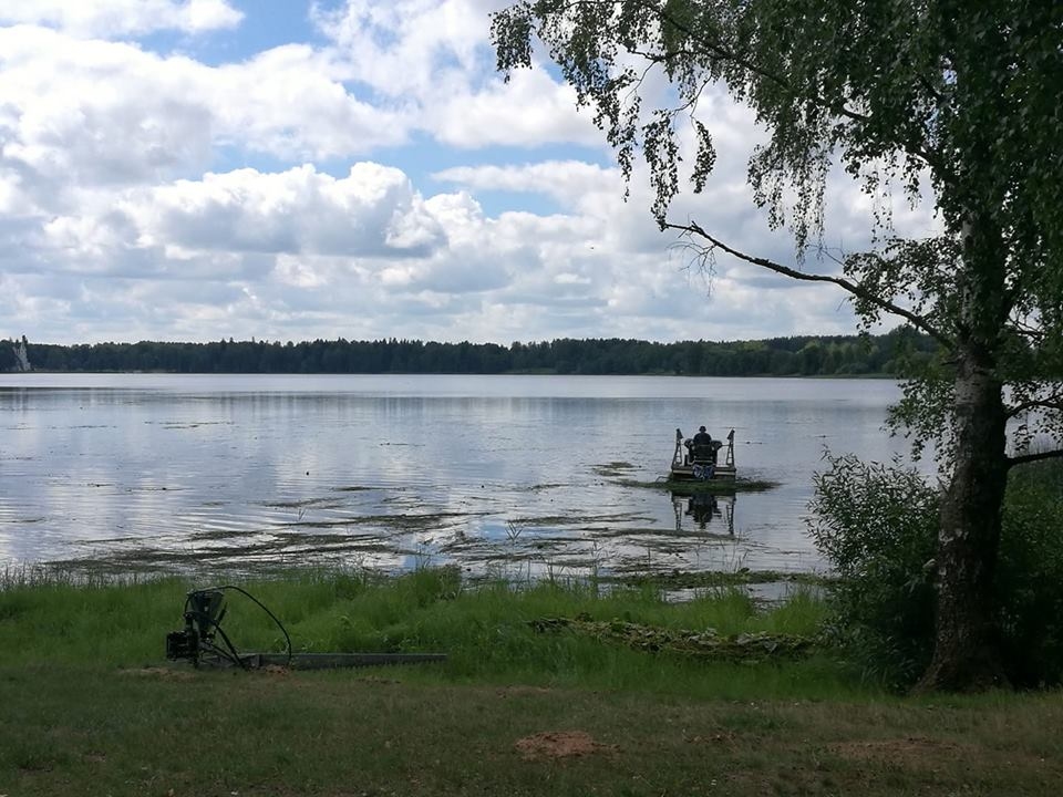 "Lāčauss" pludmalē ūdeni attīra no nezālēm