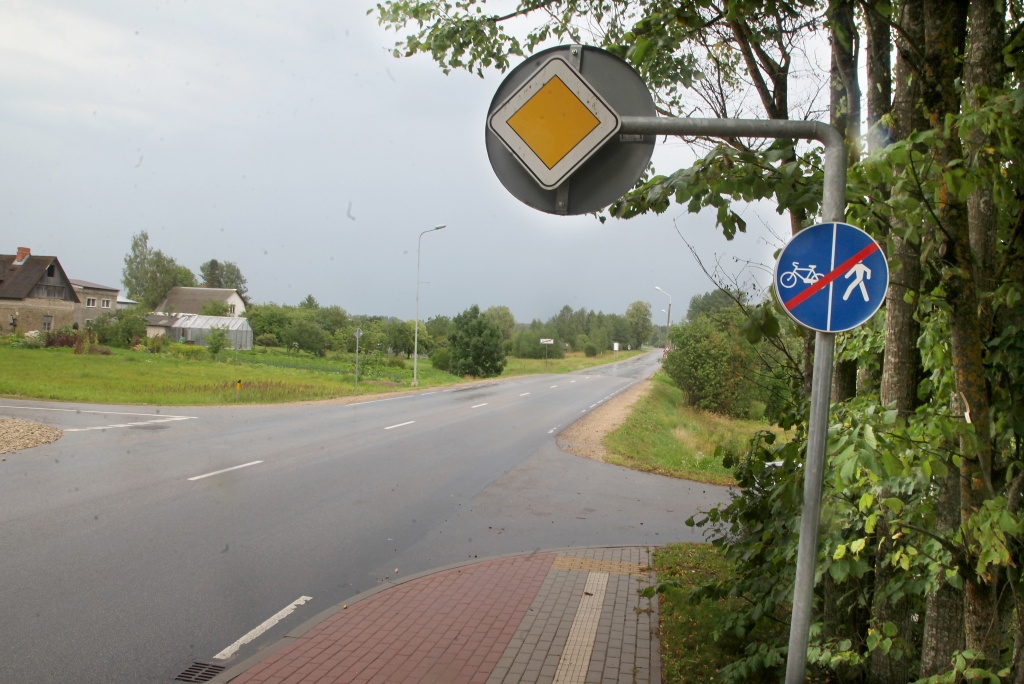 Vai vajag gājēju celiņu līdz ceļudaļai?