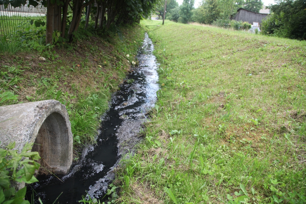 Notekgrāvī ieplūst kanalizācija