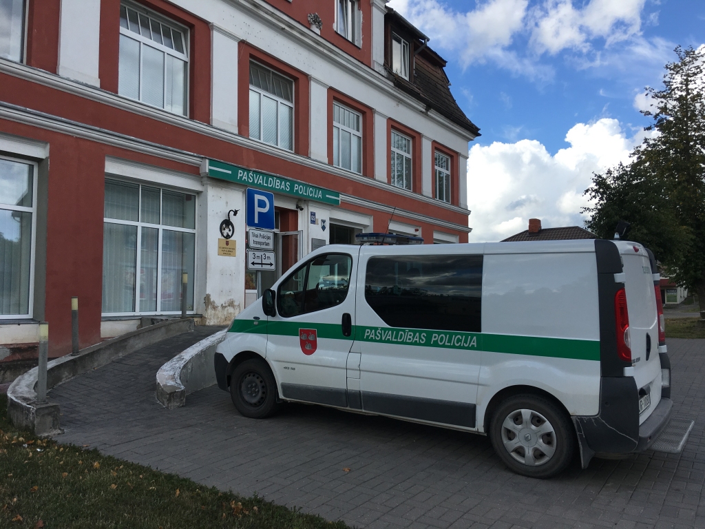 Pašvaldības policijā – darba strīds