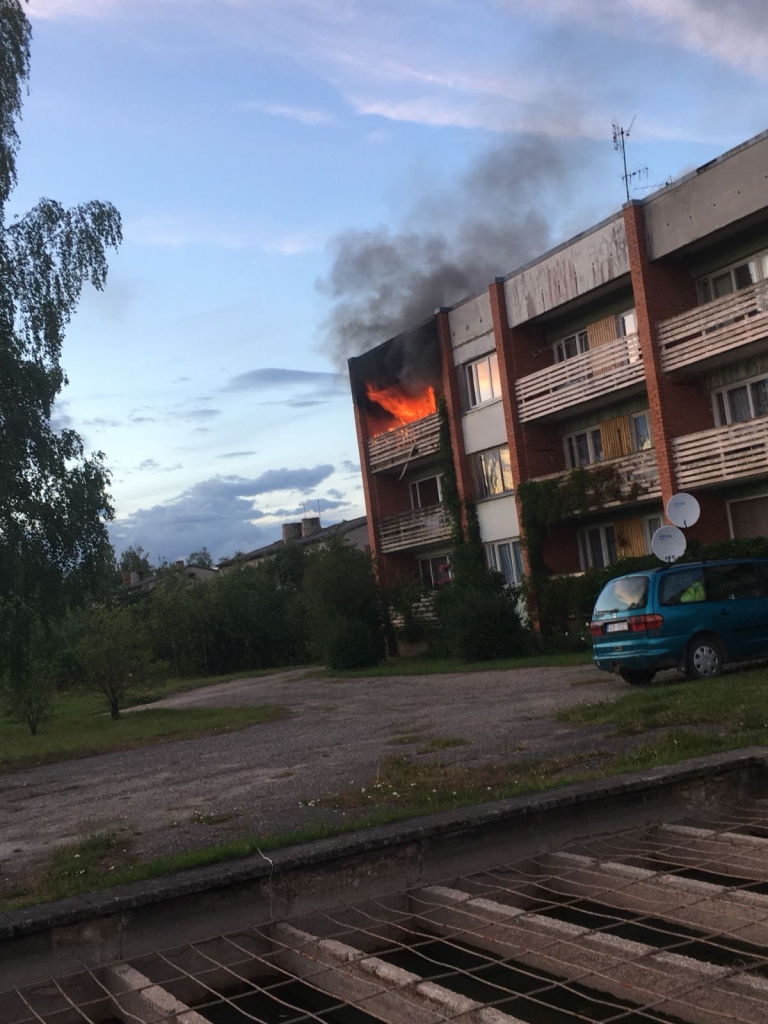 Daukstu pagastā deg dzīvoklis; cieš ugunsdzēsējs glābējs