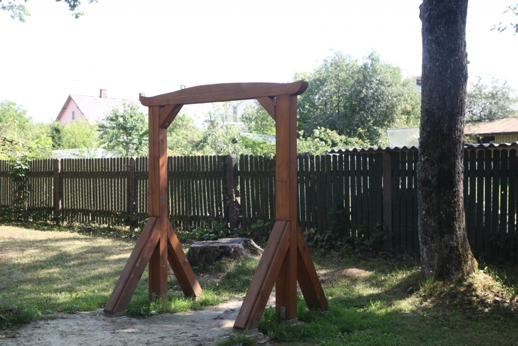 Cietuši divi soliņi Jaunatnes parkā