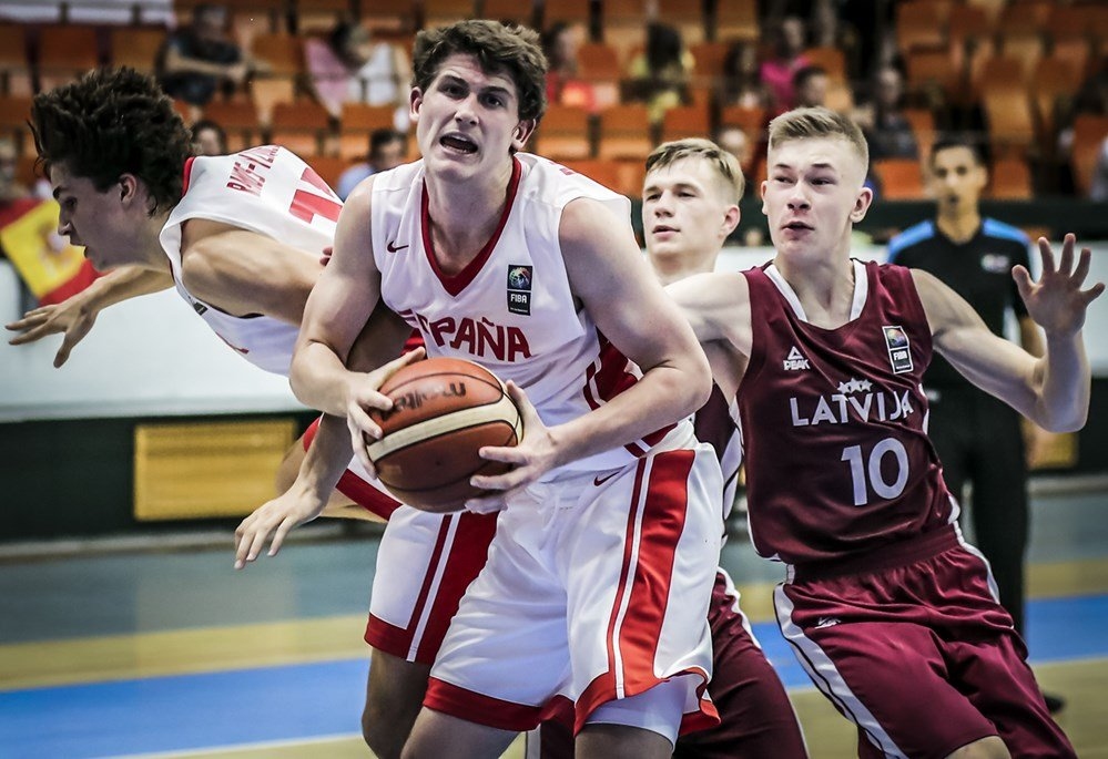 Atgriezies mājās no Eiropas čempionāta basketbolā