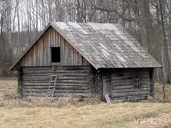 Uguns izposta Veidenbauma "Kalāču" vēsturisko pirtiņu
