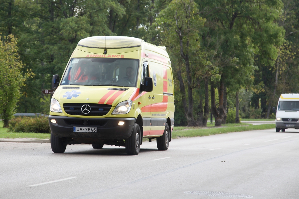 Gulbenē autostāvvietā atrod vīrieti ar brūci galvā