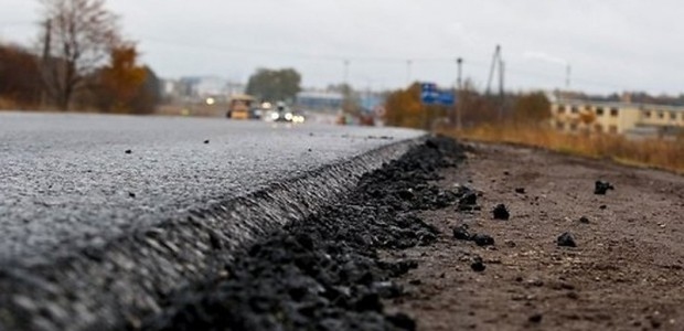 Labo defektus jaunajā Rēzeknes ceļa asfaltsegumā