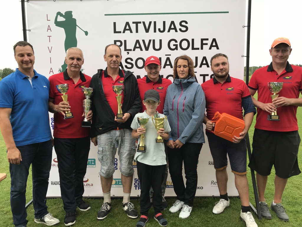 Ar rezultātiem - apmierināti: aizvadīta arī pirmā Andra Apinīša ceļojošā kausa izcīņa golfā