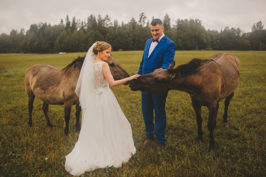Kāzas nosvin sirsnīgi un jauki