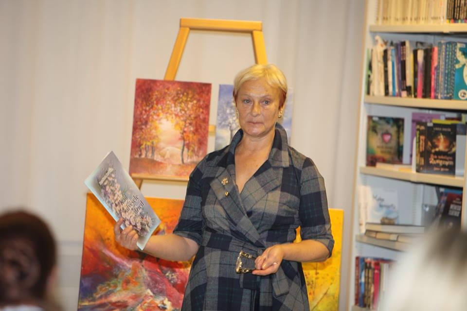 Prezentē Ineses Toras jauno dzejas krājumu "Uzziedi, baltā"