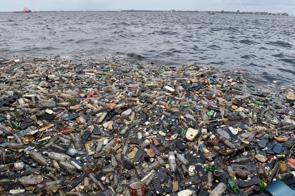 Plastmasas okeāni: EP deputāti atbalsta vienreizlietojamo plastmasas izstrādājumu aizliegumu