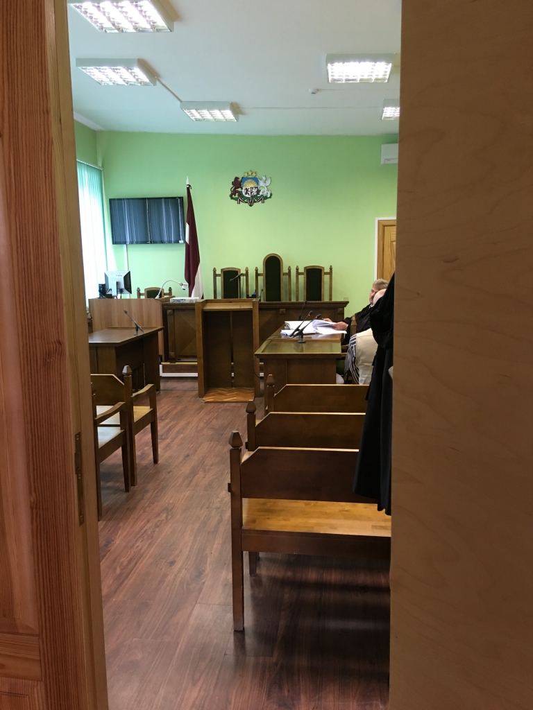 Tiesa izskata laupīšanas krimināllietu