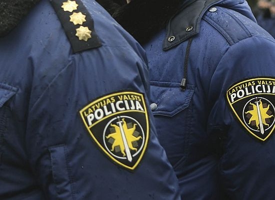 Autoceļa Gulbene-Balvi 8.kilometrā traktorists apgāž traktoru
