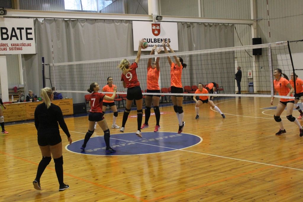 Dāmas sāk cīņas atklātajā volejbola čempionātā