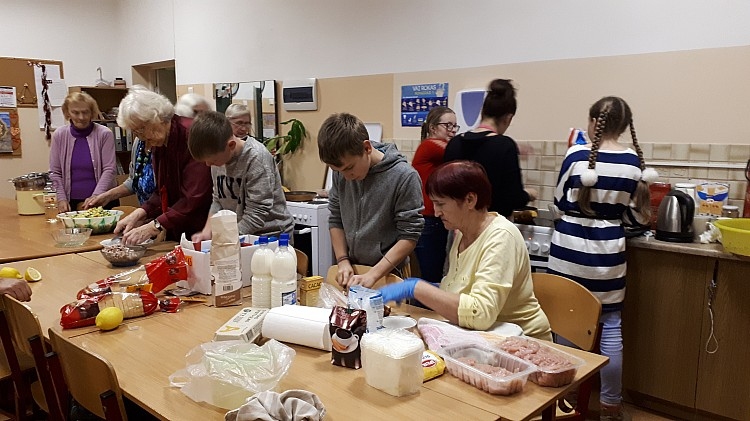 Gulbenes sākumskolā skolēni tiekas ar "draudzīgajām omītēm"